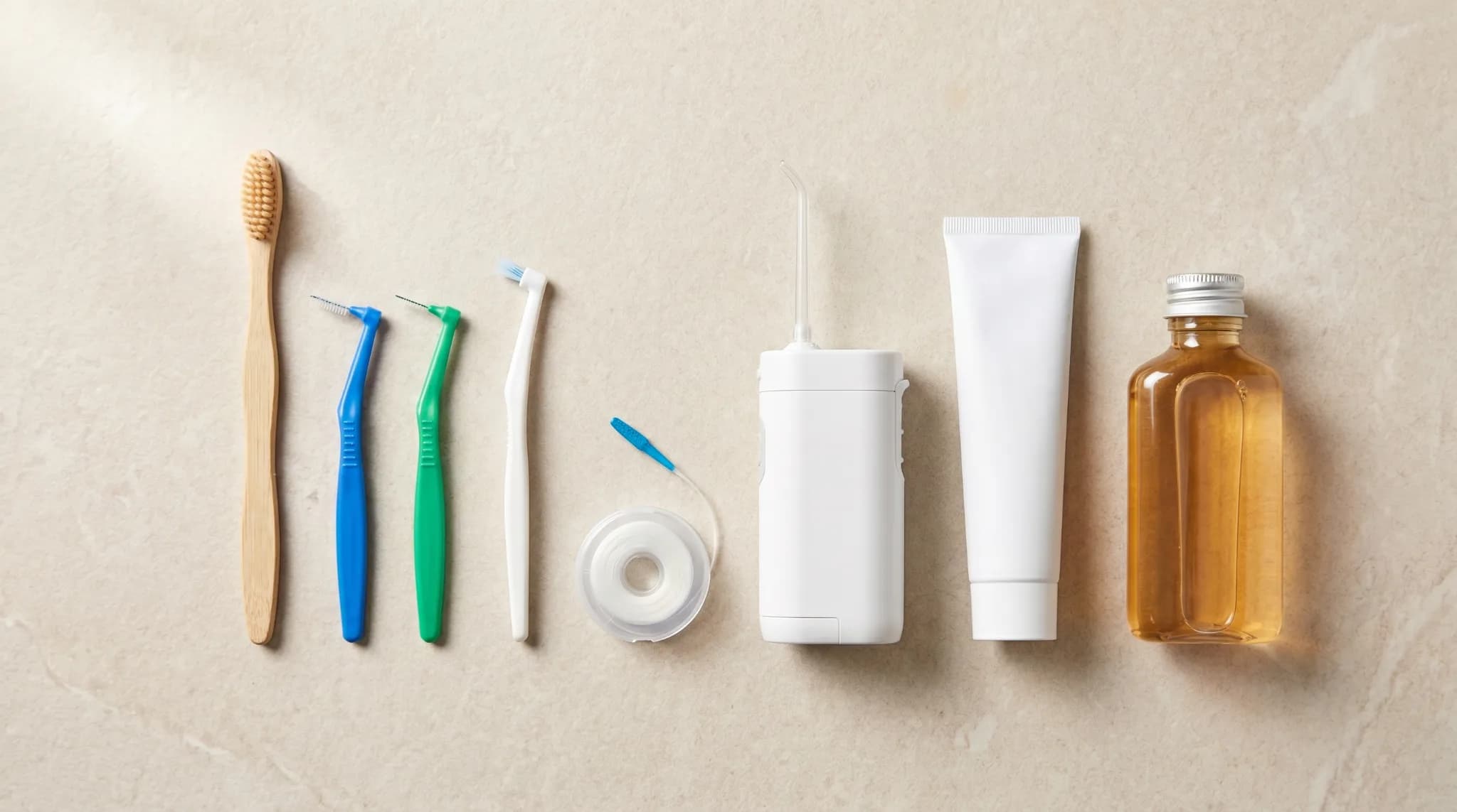 Komplet pribora za higijenu sa fiksnim aparatom: četkica, interdentalne četkice, waterpik, pasta, floss i vodica za ispiranje