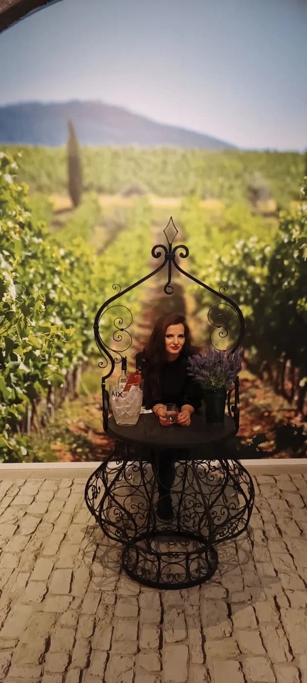 Spec. dr. stom. Sonja Gligović u vinariji, vintage atmosfera